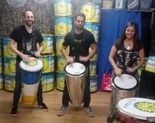 Niños aprendiendo a tocar percusión en Ketubara