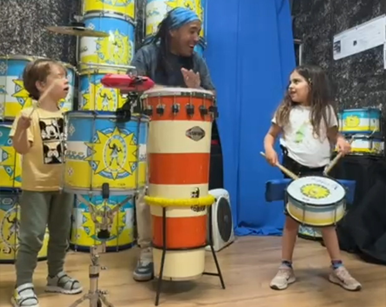Nens aprenent a tocar percussió a Ketubara