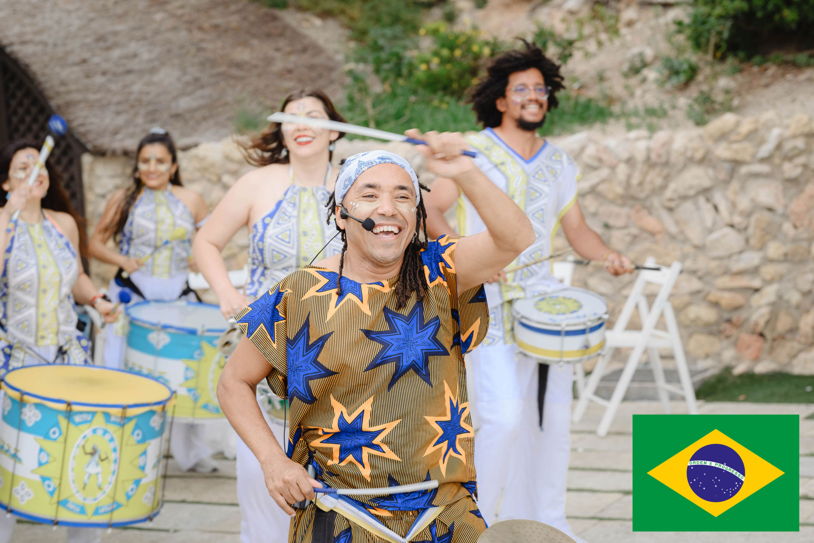 Alex Rosa, percusionista profesional de Brasil, director de Ketubara Batucada, la banda que pone un poco de brasil en tu boda
¡Nuestro director brasileño y su equipo la llevan en la sangre!