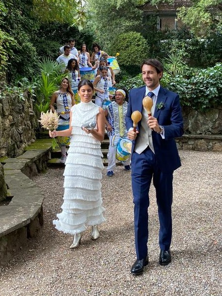 Nuvis portant instruments afegint toc rítmic al casament