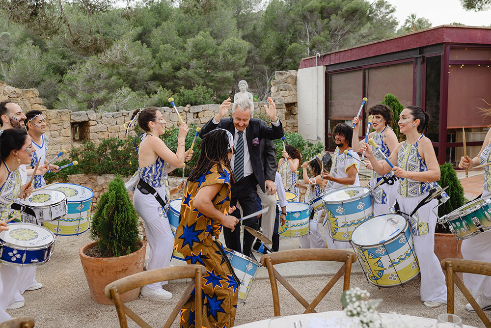Fiesta y animación completa en la boda con Ketubara batucada