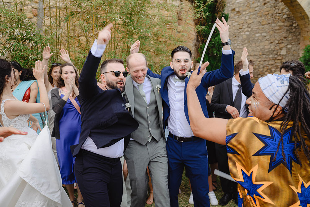 Novio con sus amigos celebando boda al ritmo de batucada