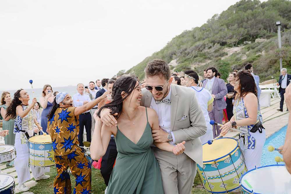 Energía, música en vivo y la pasión brasileña de Ketubara en una boda inolvidable.