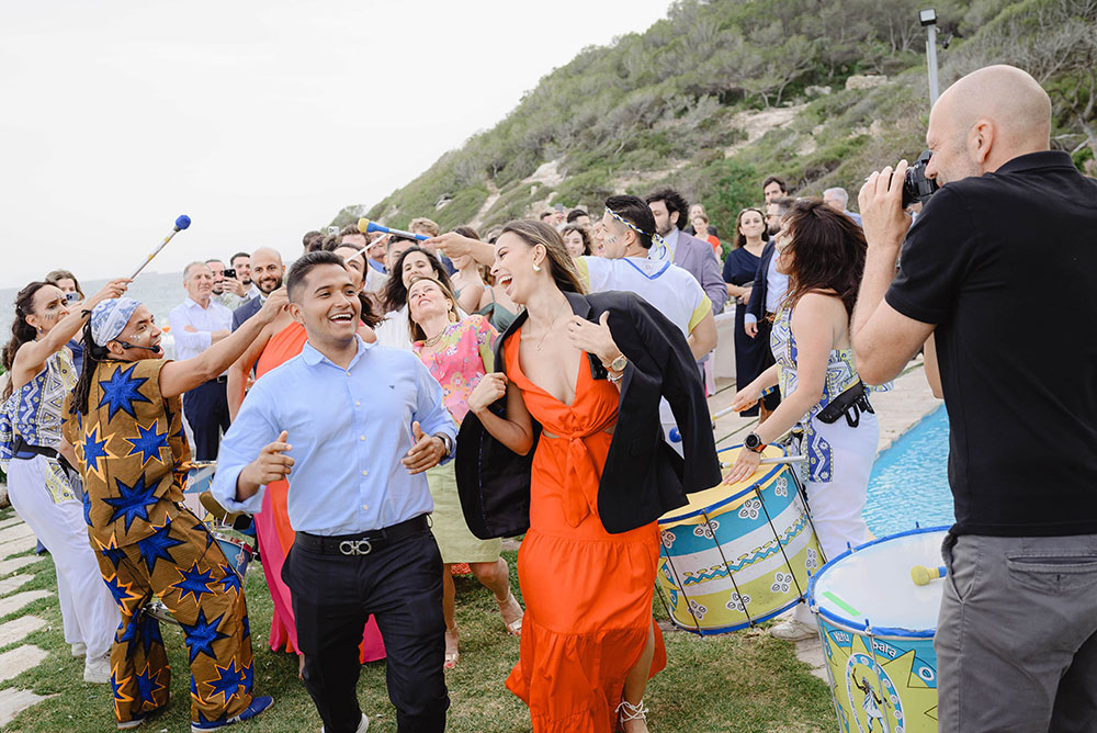 Director brasileño de Ketubara liderando la batucada con alegría auténtica en boda en Barcelona.