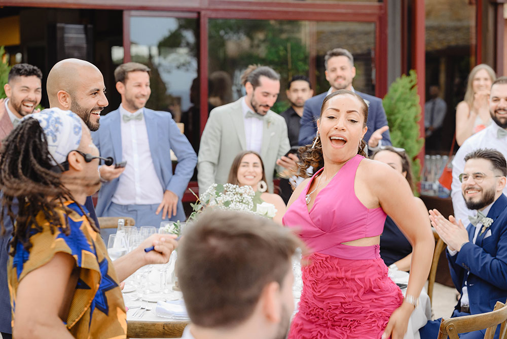 Chica emocionada se levanta a bailar en una boda animada por Ketubara Batucada en Barcelona