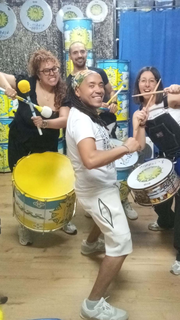 Grupo de alumnos y alumnas del Taller de batucada de Ketubara