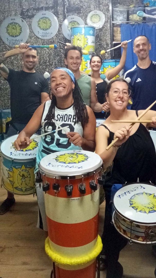caras felices después de sentir los progresos con la percusón
