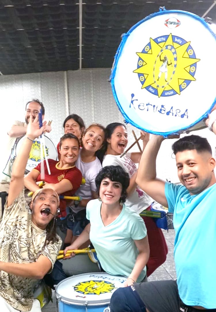 caras felices después de sentir los progresos con la percusón