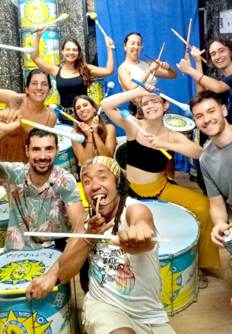 Grupo del taller de iniciación a la batucada felices tras un ensayo