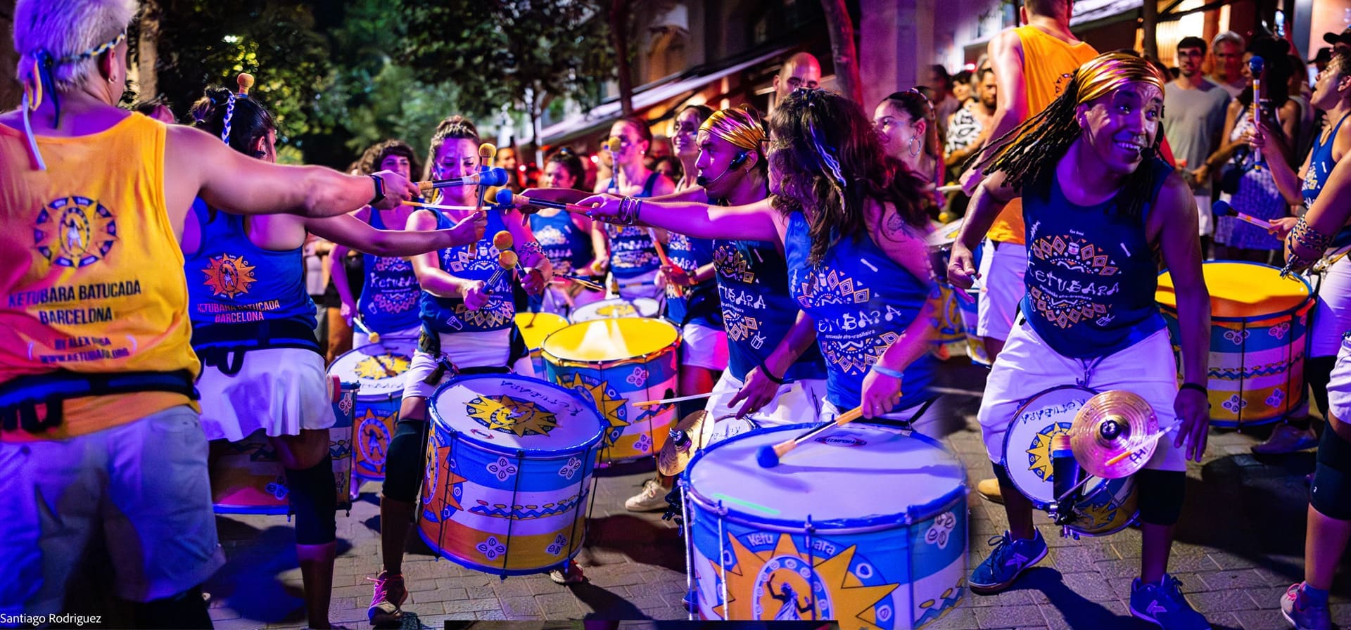 Ketubara batucada animando las calles en las fiestas de gracia en Barcelona
