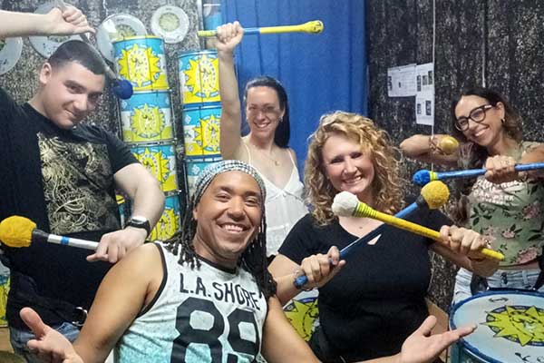caras felices después de sentir los progresos con la percusión